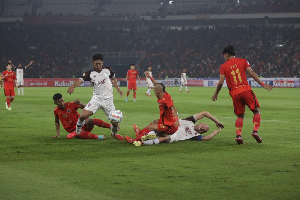 Pemain Persija Jakarta berjibaku dengan pemain PSM Makassar pada laga perdana kedua tim di BRI Liga 1 musim 2023/2024/Agung Dewantara PSM