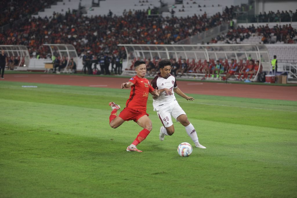 Pemain Persija Jakarta berjibaku dengan pemain PSM Makassar pada laga perdana kedua tim di BRI Liga 1 musim 2023/2024/Agung Dewantara PSM