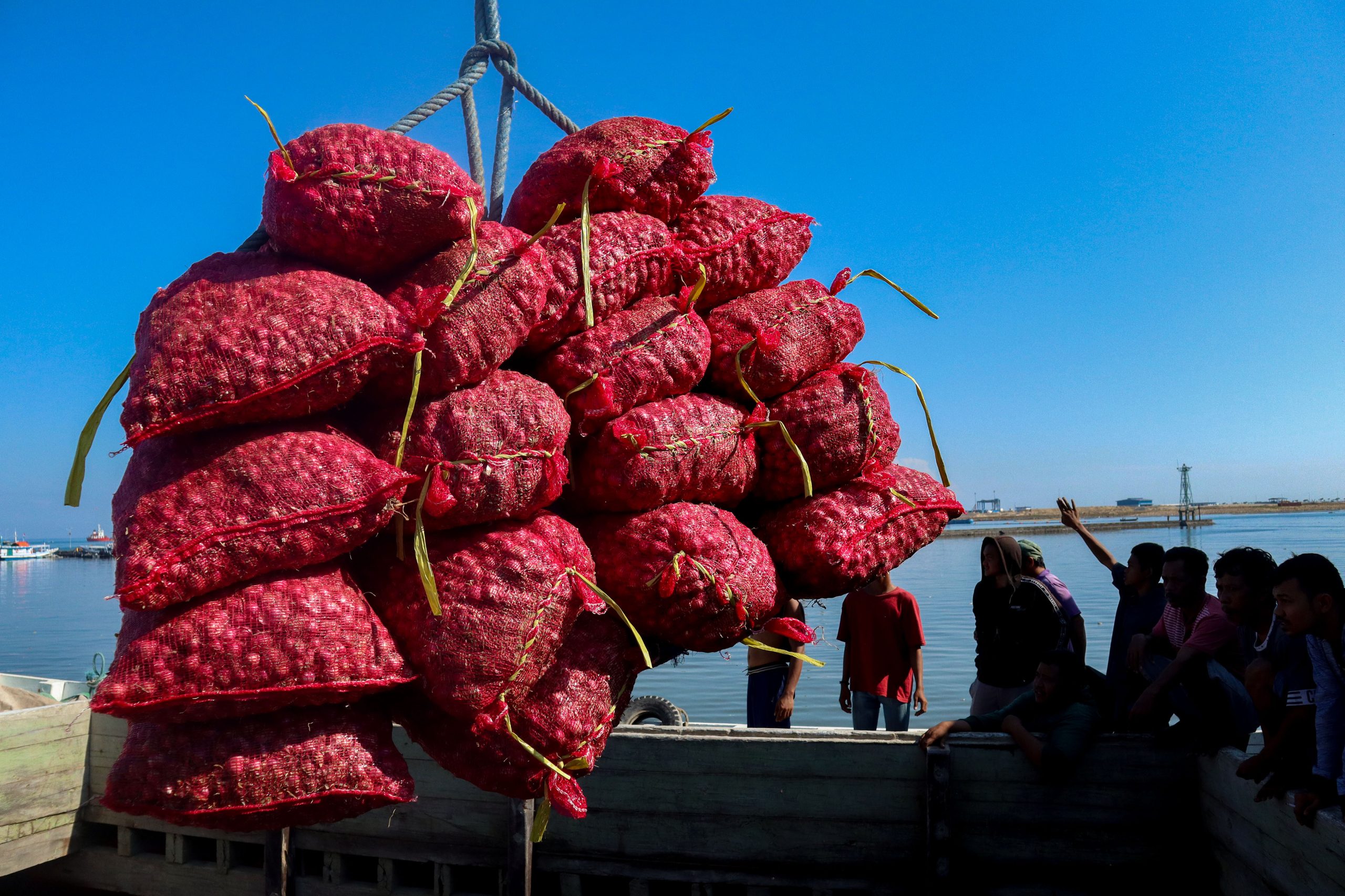 Bawang Merah dari NTB di Pelabuhan Paotere Makassar