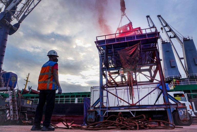 Realisasi Bongkar Muat Barang Melalui SPMT Branch Makassar