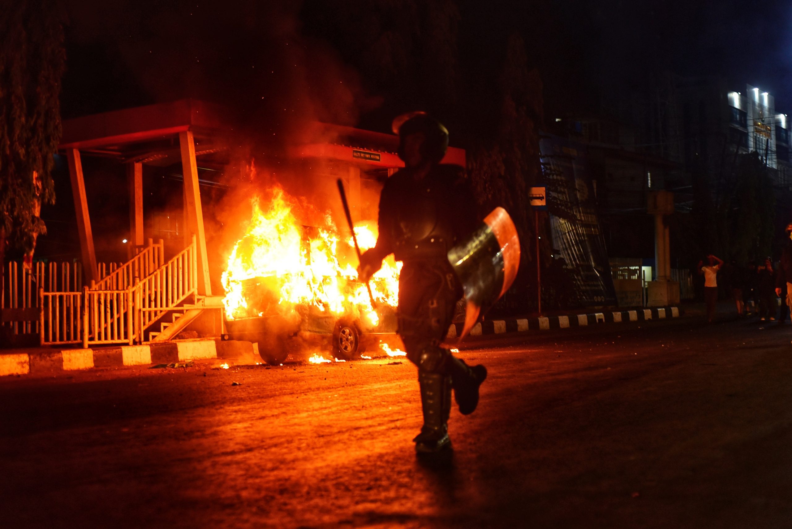 Mahasiswa dan Polisi di Makassar Bentrok saat Unjuk Rasa Menentang Politik Dinasti Jokowi