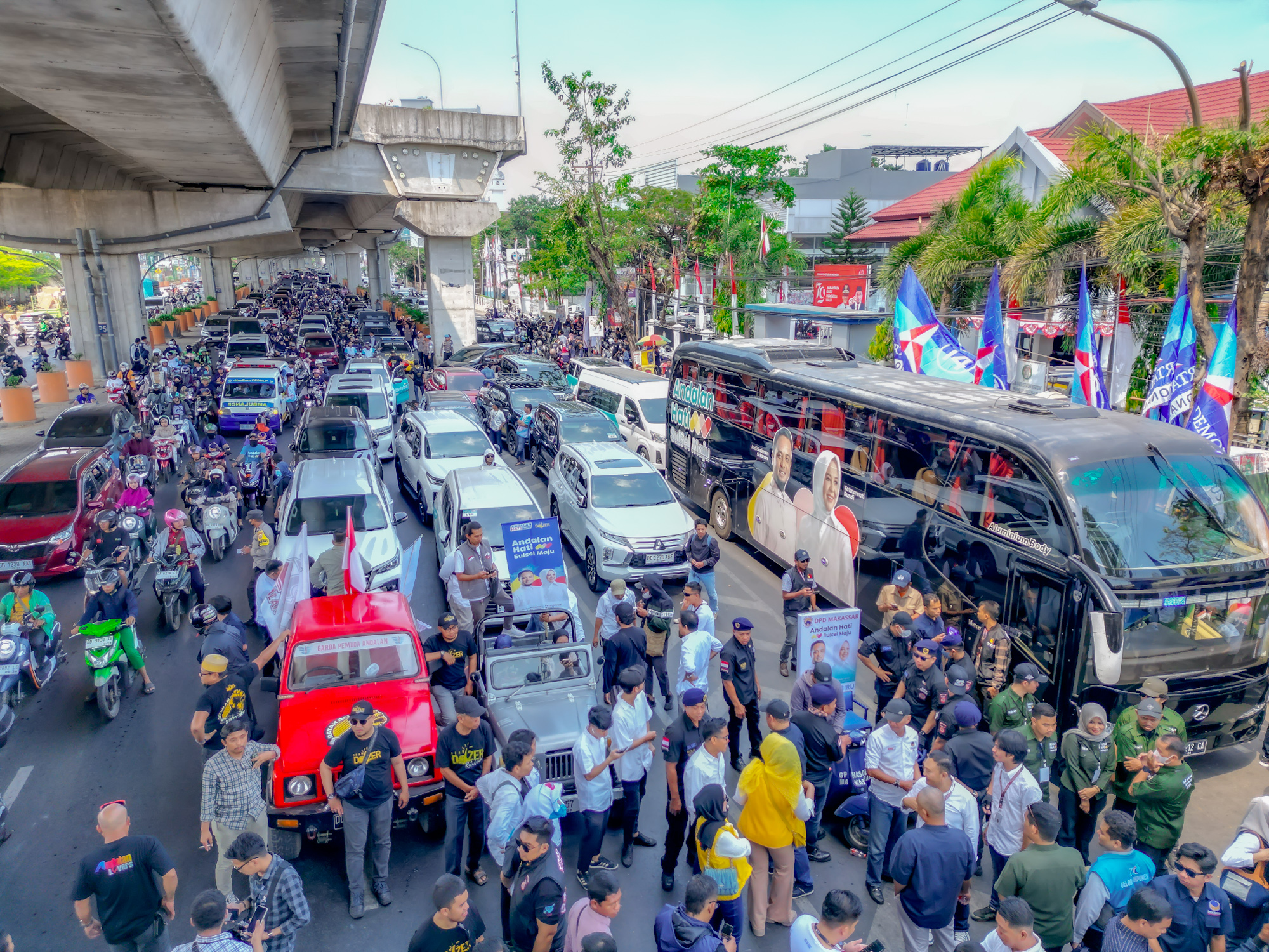 Andalan Hati Tiba di KPU Sulsel dengan Ratusan Pendukung