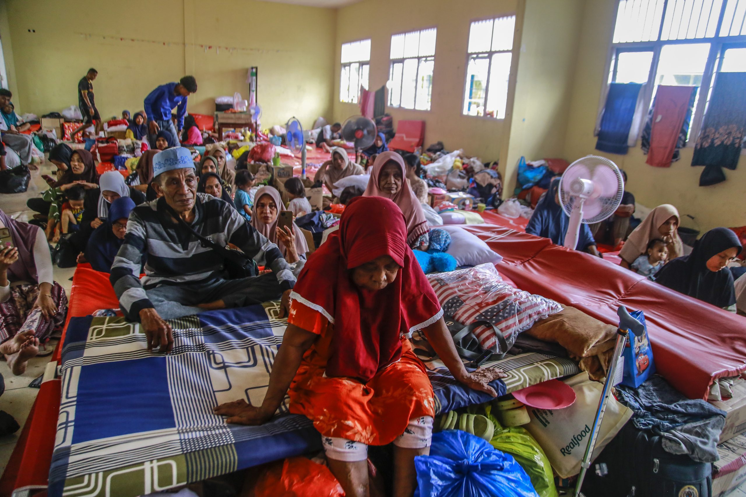 Ratusan Pengungsi Banjir Bandang di Ternate