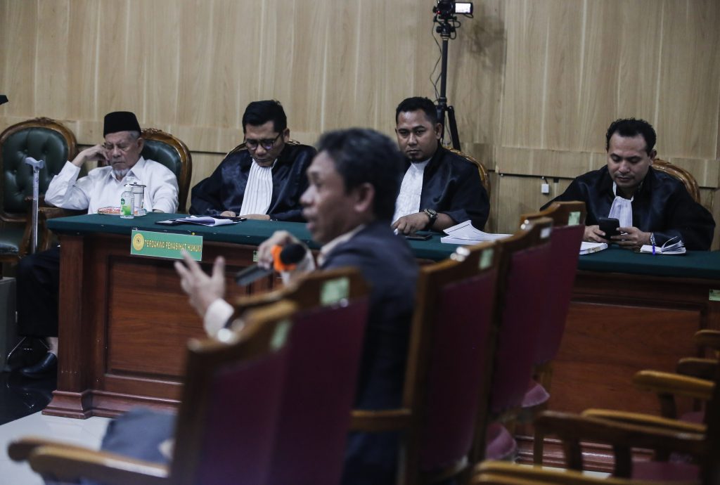 Terdakwa kasus dugaan suap dan gratifikasi Abdul Gani Kasuba menjalani sidang lanjutan kasus korupsi di Pengadilan Tindak Pidana Korupsi Negeri Ternate, Maluku Utara Rabu (8/7/2024). Sidang mantan Gubernur Maluku Utara tersebut beragendakan mendengarkan keterangan ahli pidana Amriyanto dan ahli keuangan Irfan Zamzam dari Universitas Khairun (Unkhair) Ternate yang dihadirkan penasehat hukum terdakwa.