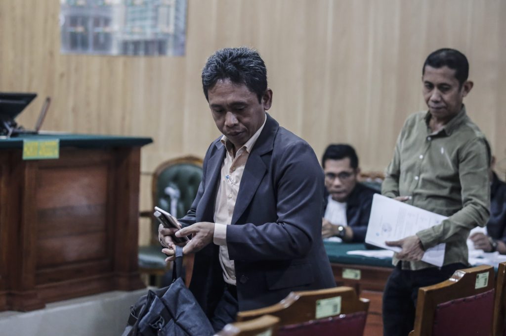 Saksi ahli pidana DR Amriyanto dari Universitas Khairun Ternate (depan) yang dihadirkan untuk terdakwa AGK bersiap menjalani sidang lanjutan kasus korupsi di Pengadilan Tindak Pidana Korupsi Negeri Ternate, Maluku Utara Rabu(8/7/2024).Sidang tersebut ber agenda mendengarkan keterangan kedua saksi ahli bidang yakni ahli pidana DR Amriyanto, dan ahli keuangan DR Irfan Zamzam yang merupakan dosen di Universitas Khairun (Unkhair) Ternate yang dihadirkan oleh terdakwa penasehat hukum AGK.