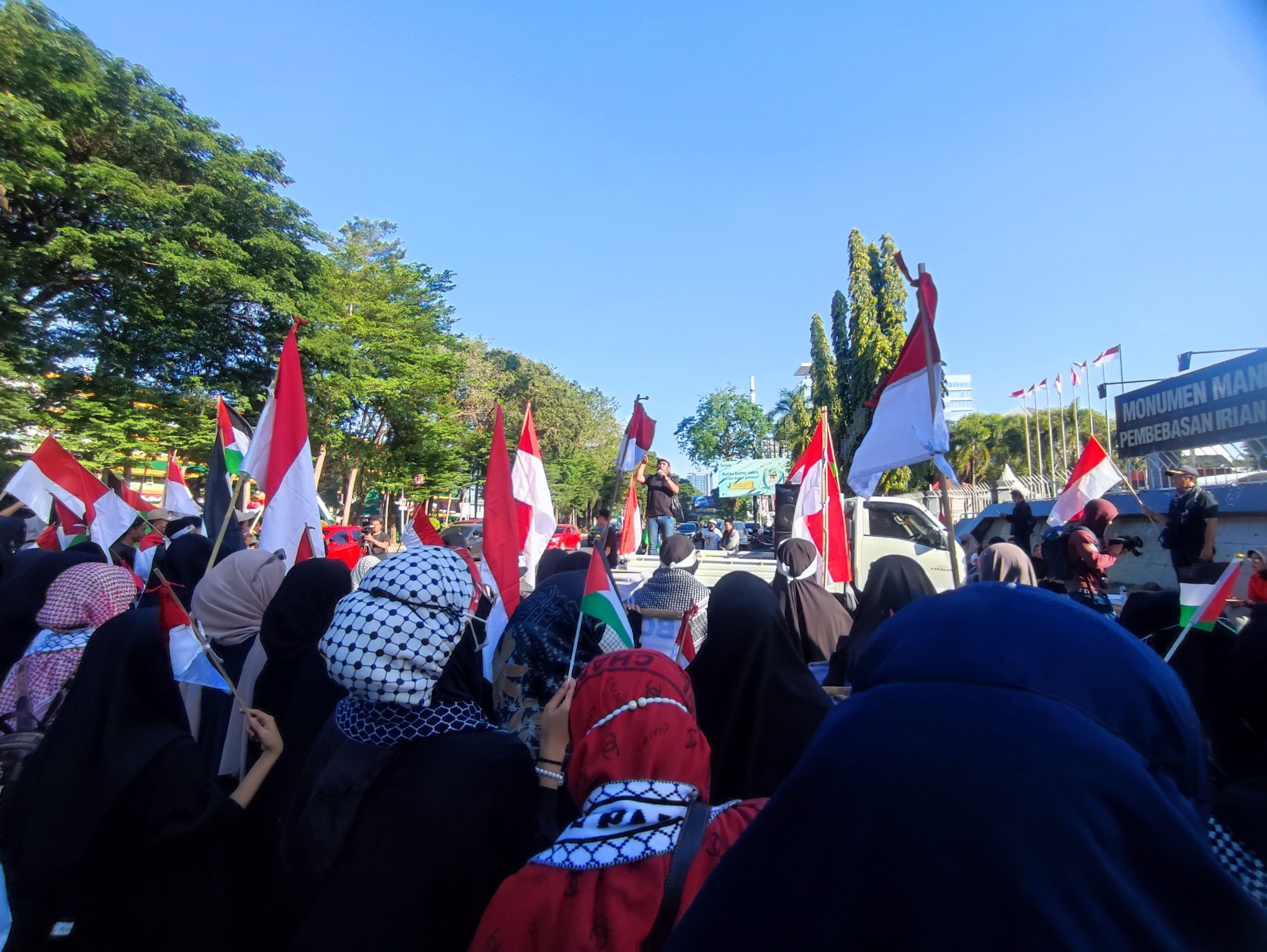 Demo Hari Gaza dan Pengungsi Internasional di Monumen Mandala