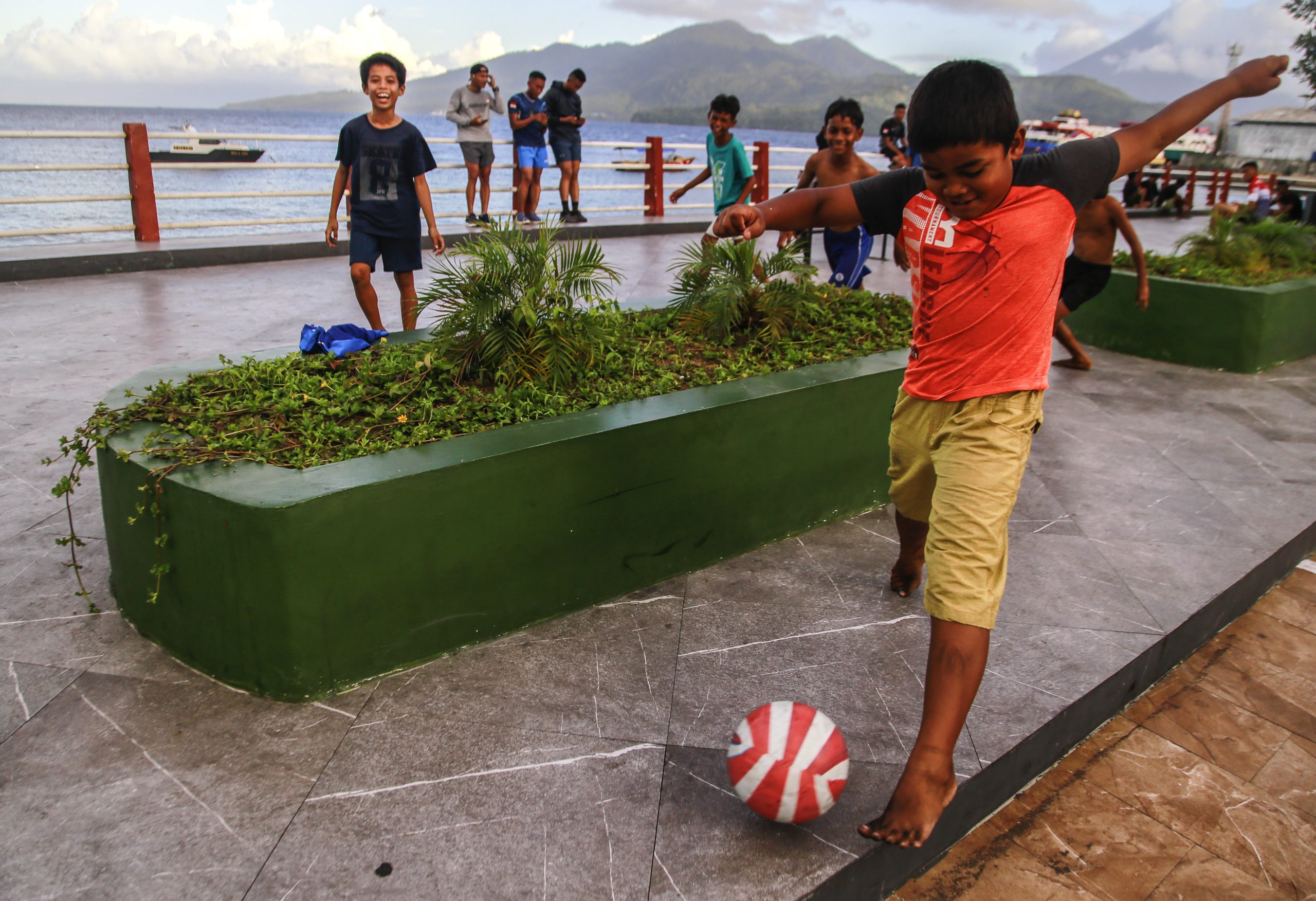 Minim Fasilitas, Anak-anak Bermain Bola di Pantai Falajawa