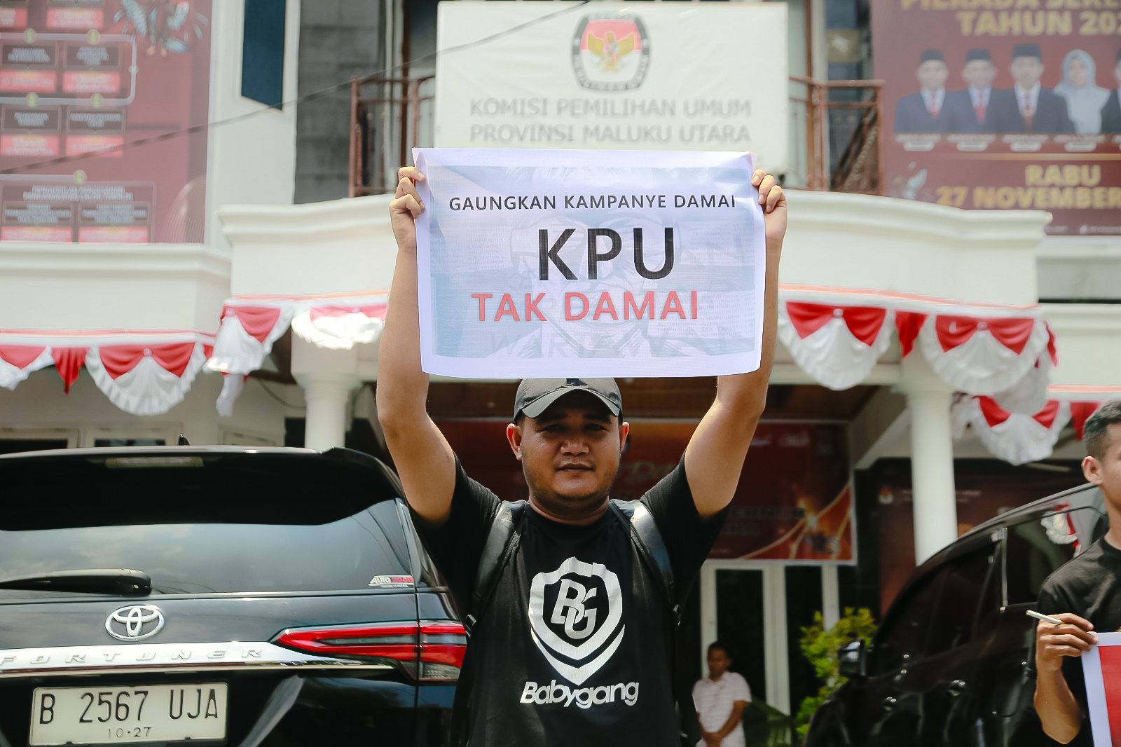 Jurnalis Gelar Aksi Protes di Depan KPU Maluku Utara Terkait Dugaan Intimidasi