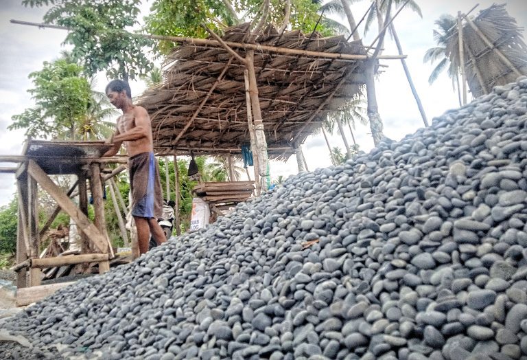 Penambang Batu Koral di Luwuk Banggai