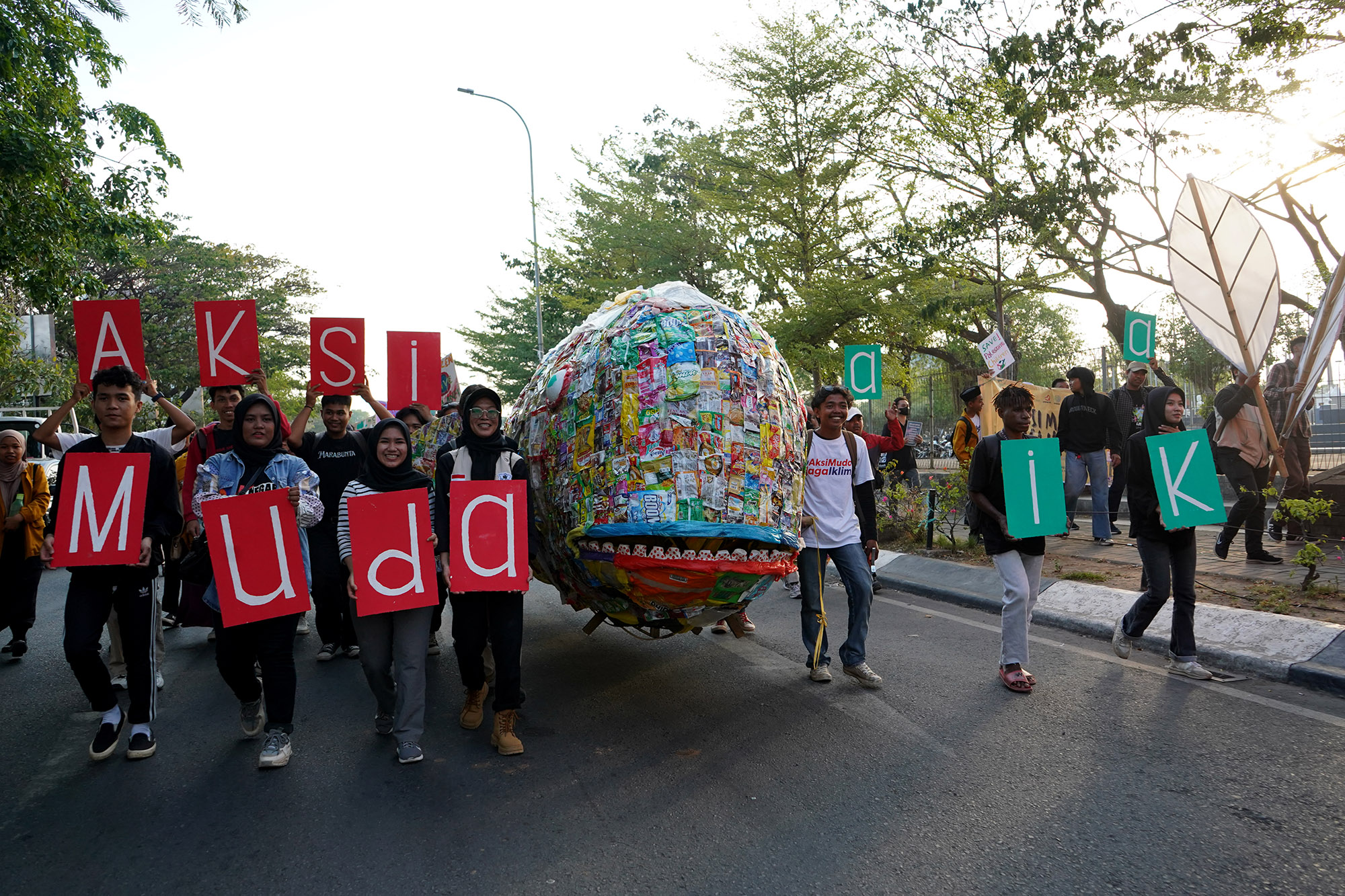 Karnaval Parade Iklim di Makassar: Polusi Plastik Semakin Akut