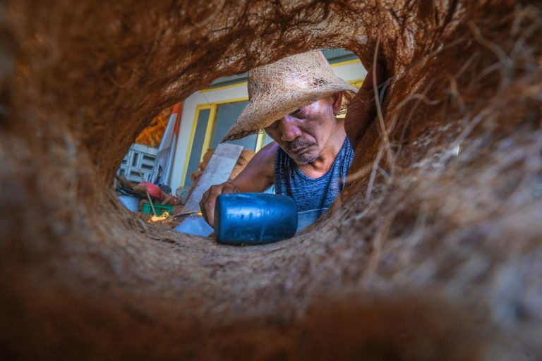 Meraih Keuntungan dari Merajut Sabuk Kelapa