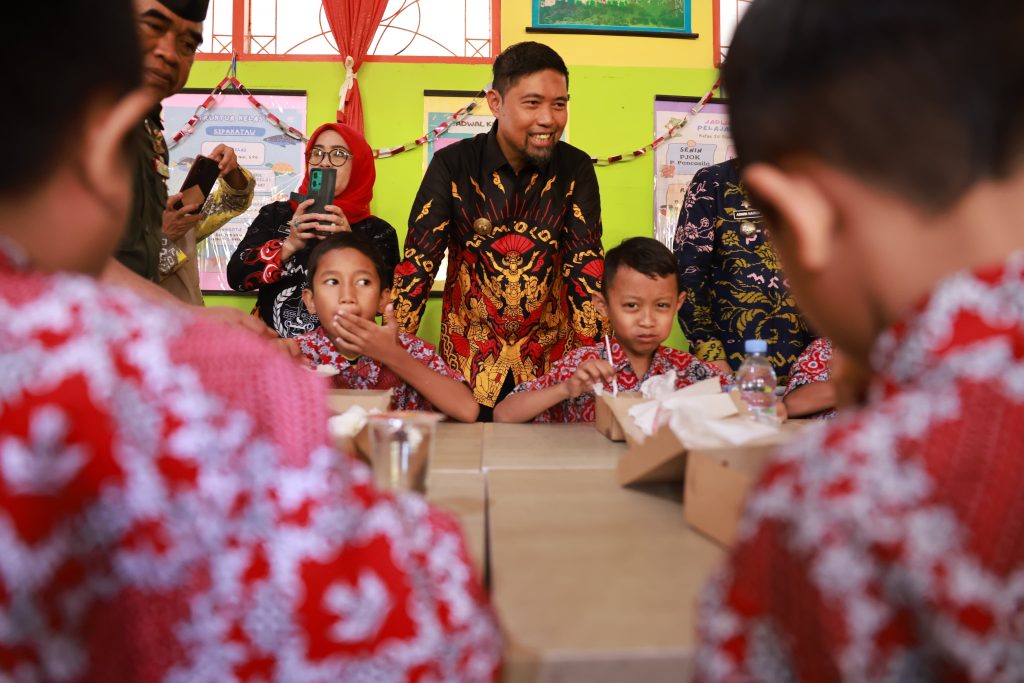 Pjs Wali Kota Arwin Azis Apresiasi Program Hasanuddin Peduli Anak Sekolah di Makassar