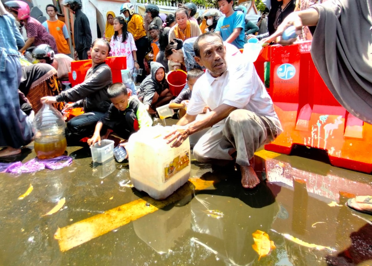 Warga di Makassar Mengais Minyak Goreng dari Muatan Truk Kontainer Terbalik