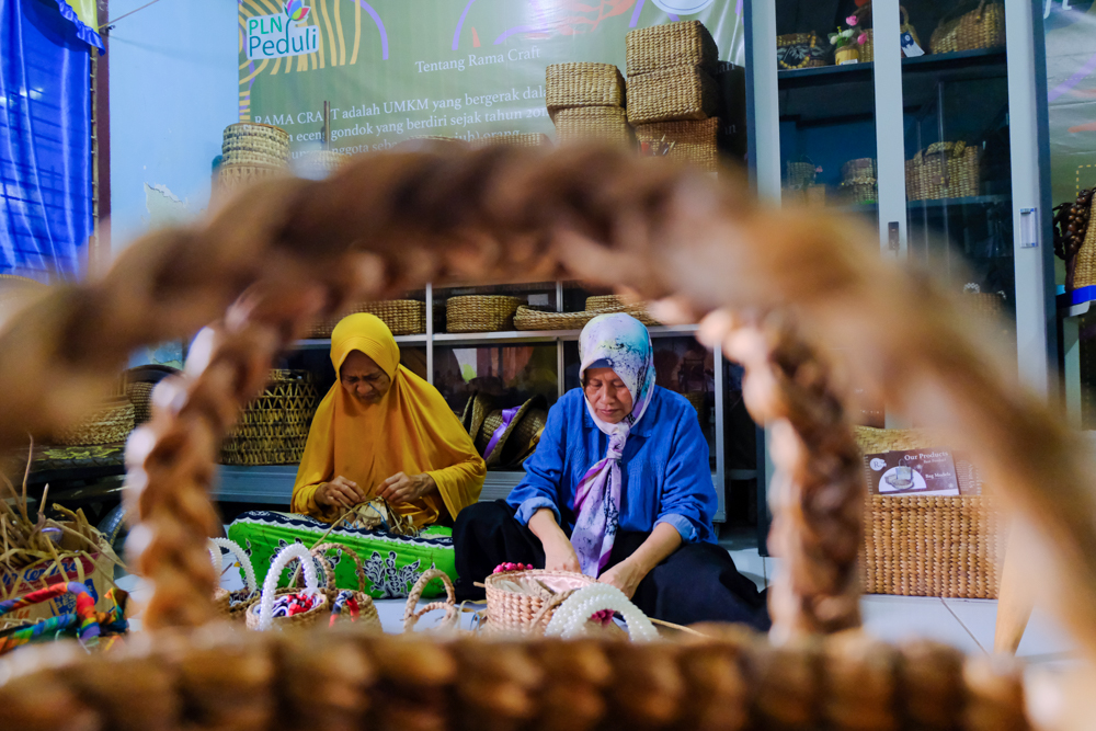 Kreasi Eceng Gondok di Makassar