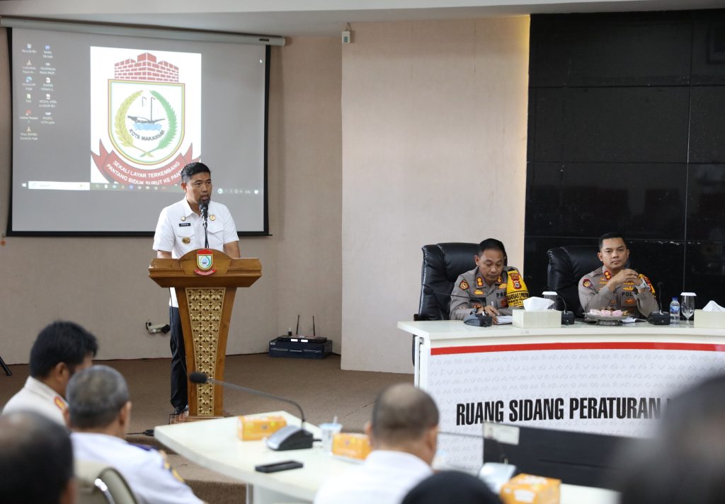 Pj Wali Kota Makassar Buka Rapat Koordinasi Penanganan Masalah Sosial di Simpang Lima Bandara Sultan Hasanuddin