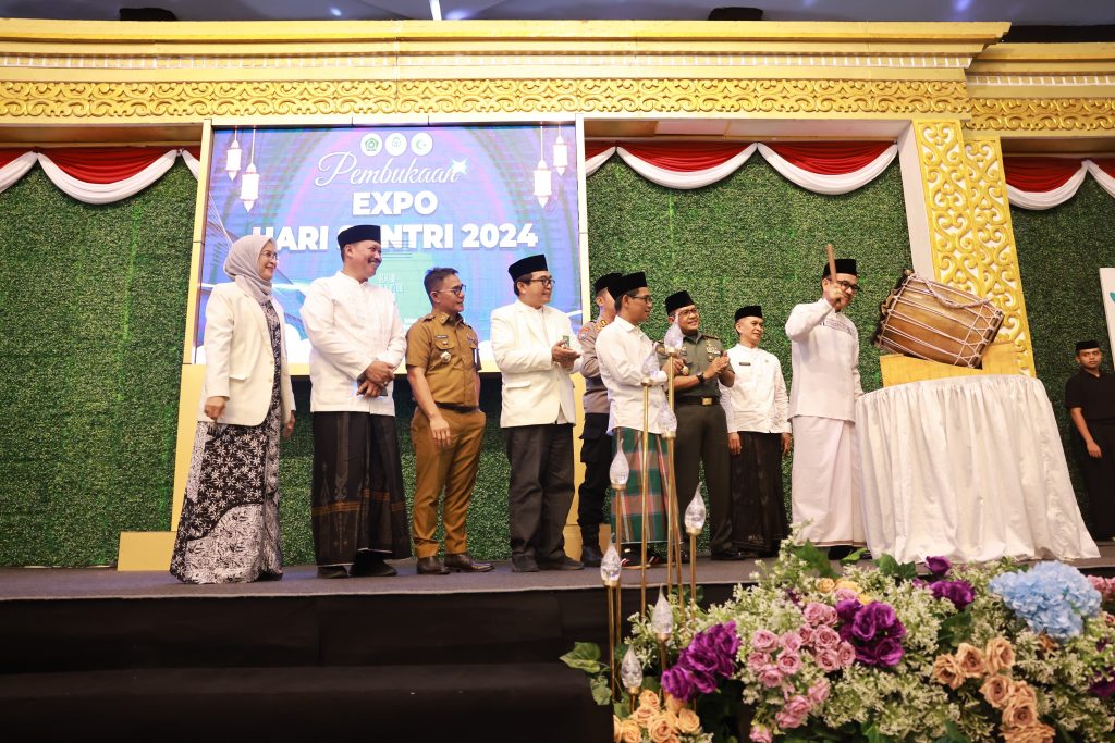 Sekprov Sulsel Didampingi Pj Sekda Makassar Buka Expo Hari Santri 2024, Tampilkan Inovasi dan Prestasi Santri