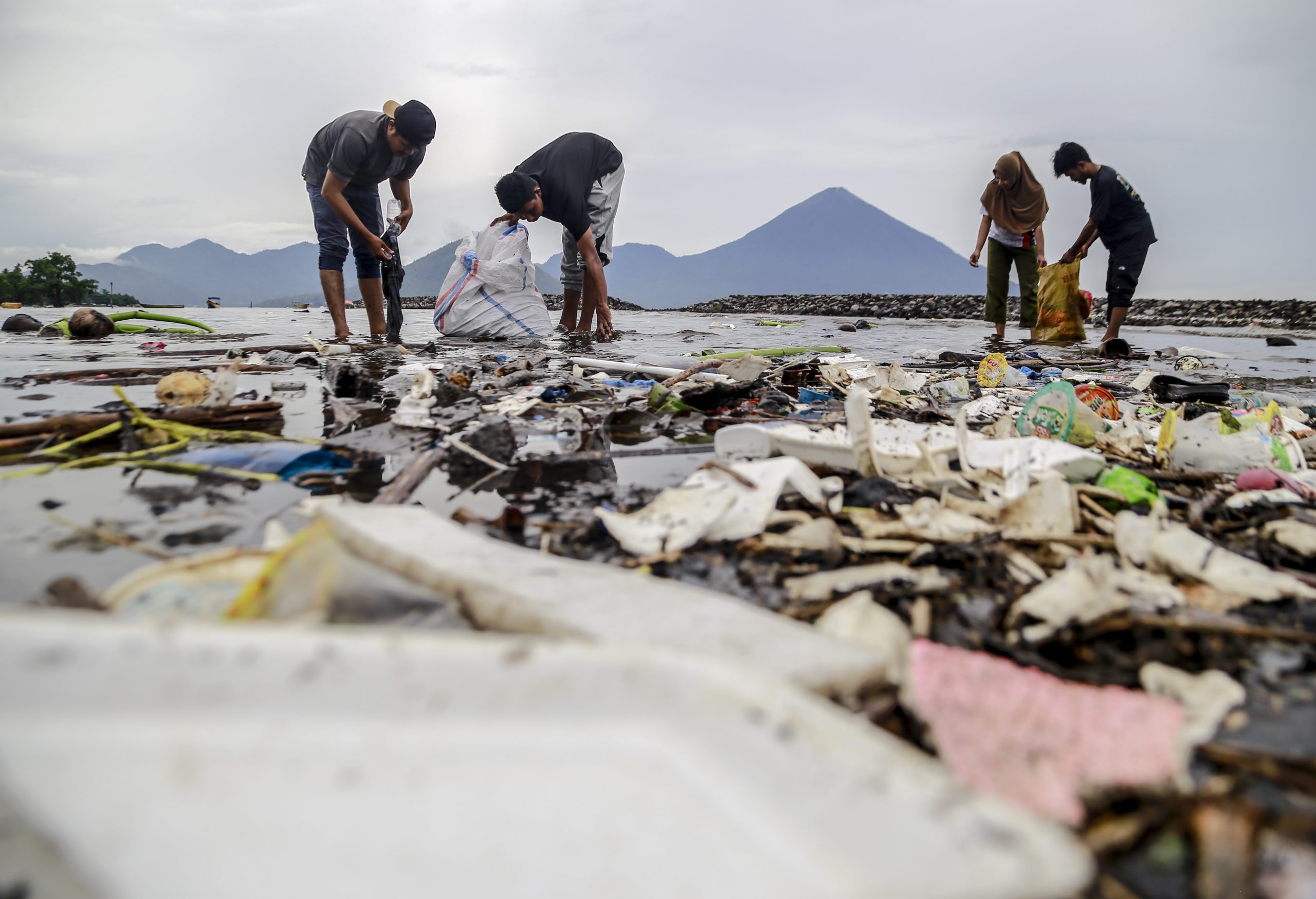 Warga dan Komunitas Bersatu Bersihkan Pantai Sasa di Ternate