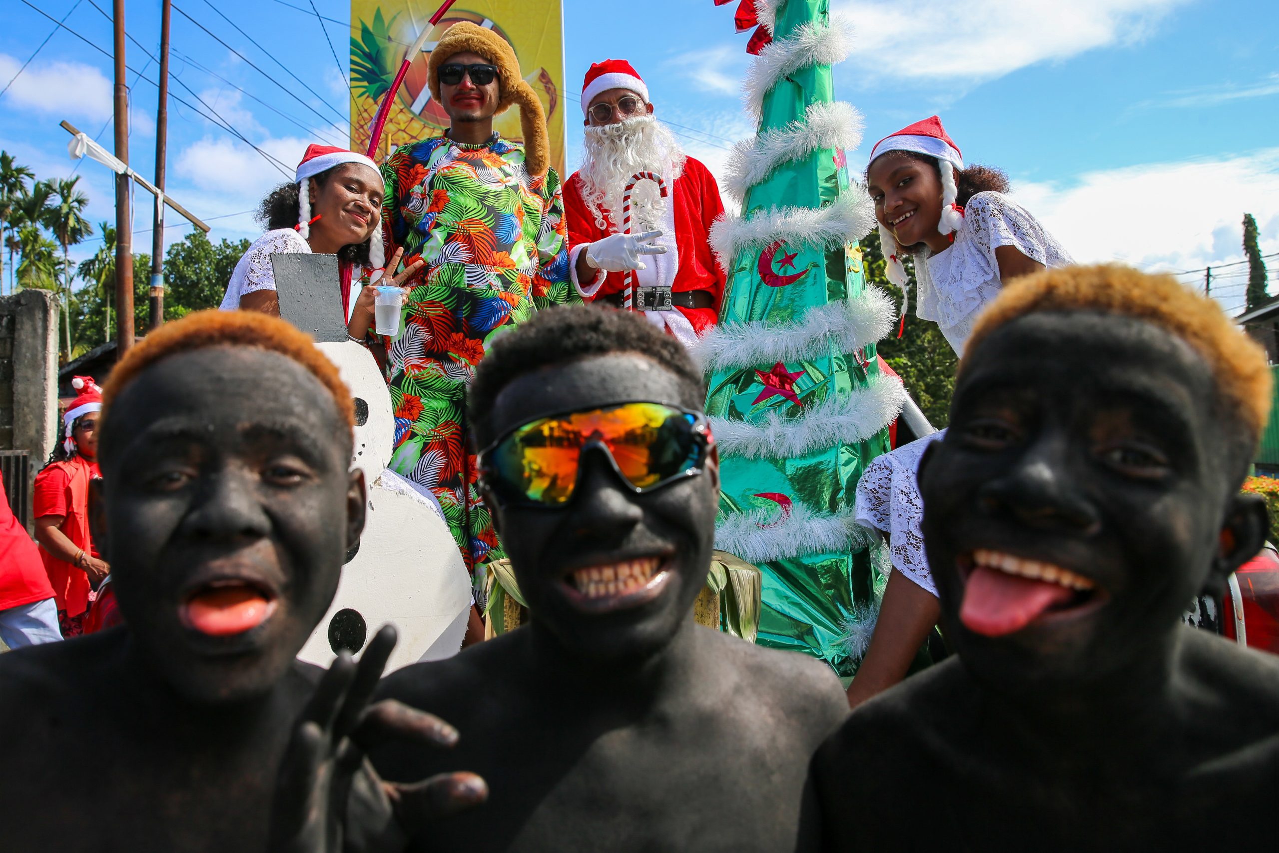 Pawai Mobil Hias Ornamen Natal 2024 Meriahkan Manokwari