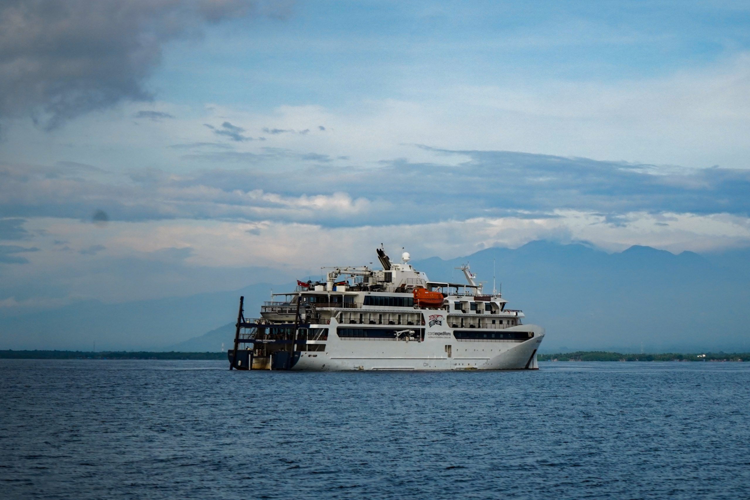 Kapal Pesiar MV Coral Goegraher Kunjungi Sentra Pembuatan Pinisi