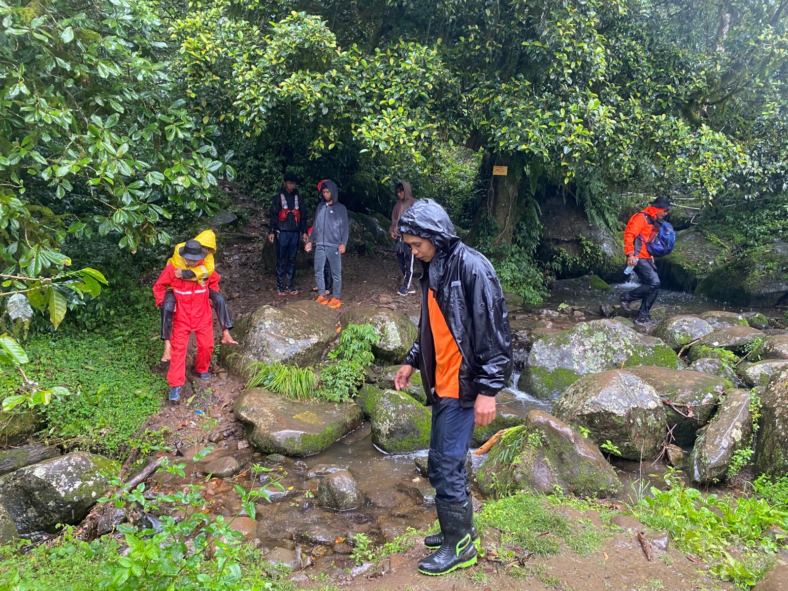 Pendaki Alami Cedera di Gunung Lompobattang, Tim SAR Gabungan Lakukan Evakuasi