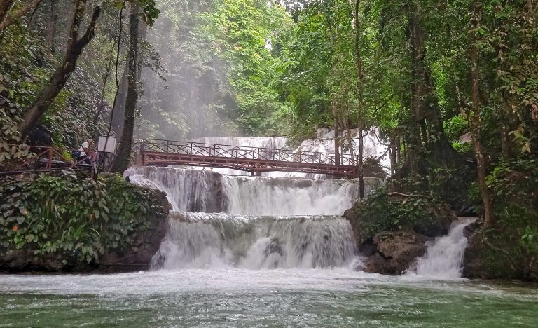 Air Terjun Piala di Luwuk