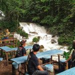 Sejumlah pengunjung menikmati suasana di Air Terjun Piala di Luwuk, Sulawesi Tengah, Jumat (16/5/2025)