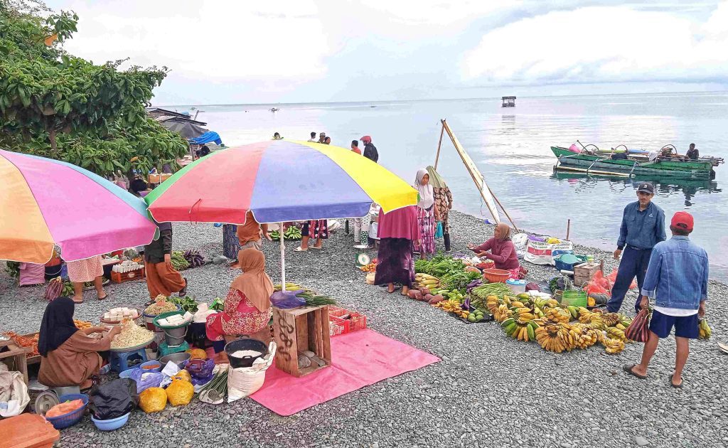 Pasar Ikan Ampana hadirkan kesegaran hasil tangkapan nelayan setiap pagi. Aktivitas sederhana di tepi pantai ini menjadi potret ketahanan budaya pesisir yang menyatu dengan alam.