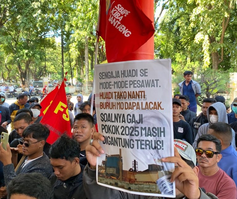 Unjuk rasa serikat Buruh Kawasan Industri KIBA Bantaeng di depan Kantor DPRD Bantaeng, Rabu (9/7/2025)