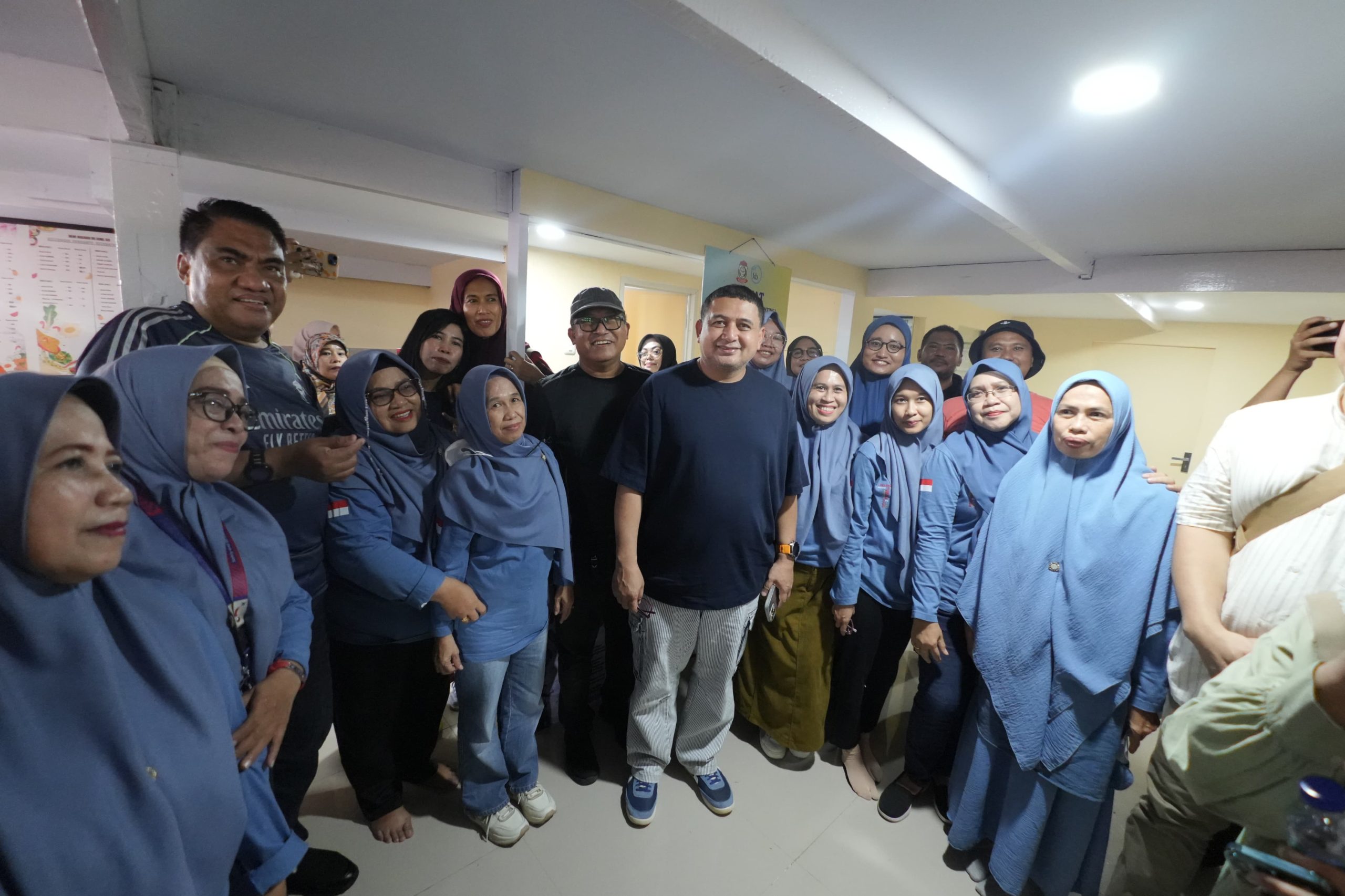 Walkot Makassar Kompak Bareng Kader KB Galakkan Jumat Bersih