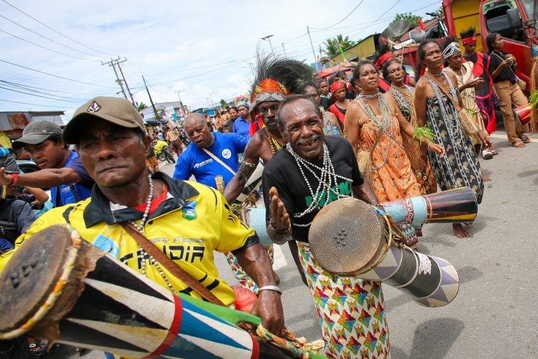 Parade Budaya 100 Tahun Situs Aitumeri di Teluk Wondama: Kilas Kembalinya Semangat Orang Asli Papua