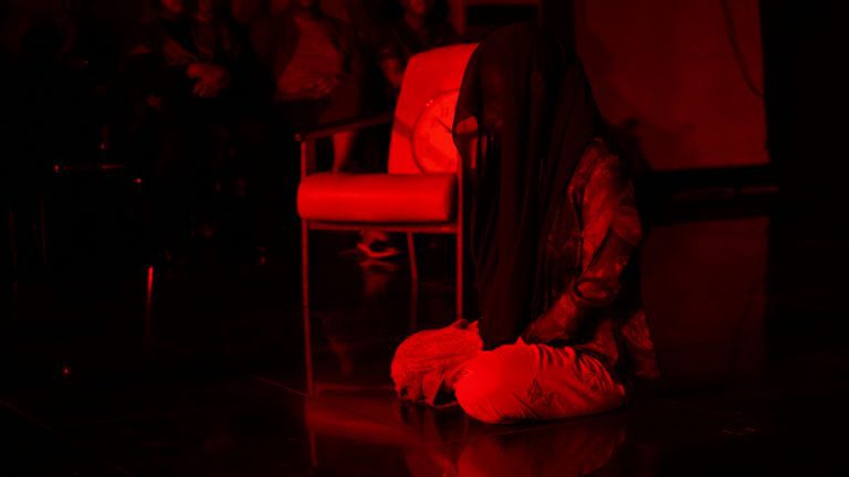 Dunia Tengah Ale’ Lino, Politik Tubuh dan Krisis Zaman dalam Festival Kala Monolog 2025