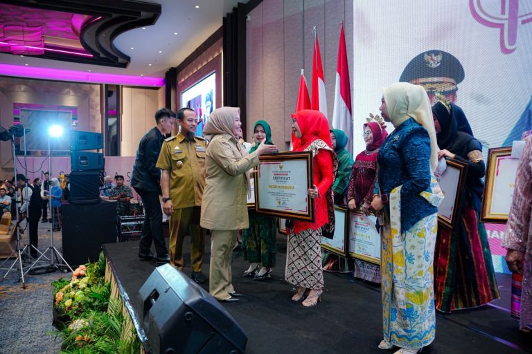 Hari Ibu, 25 Perempuan Inspiratif Sulsel Terima Penghargaan