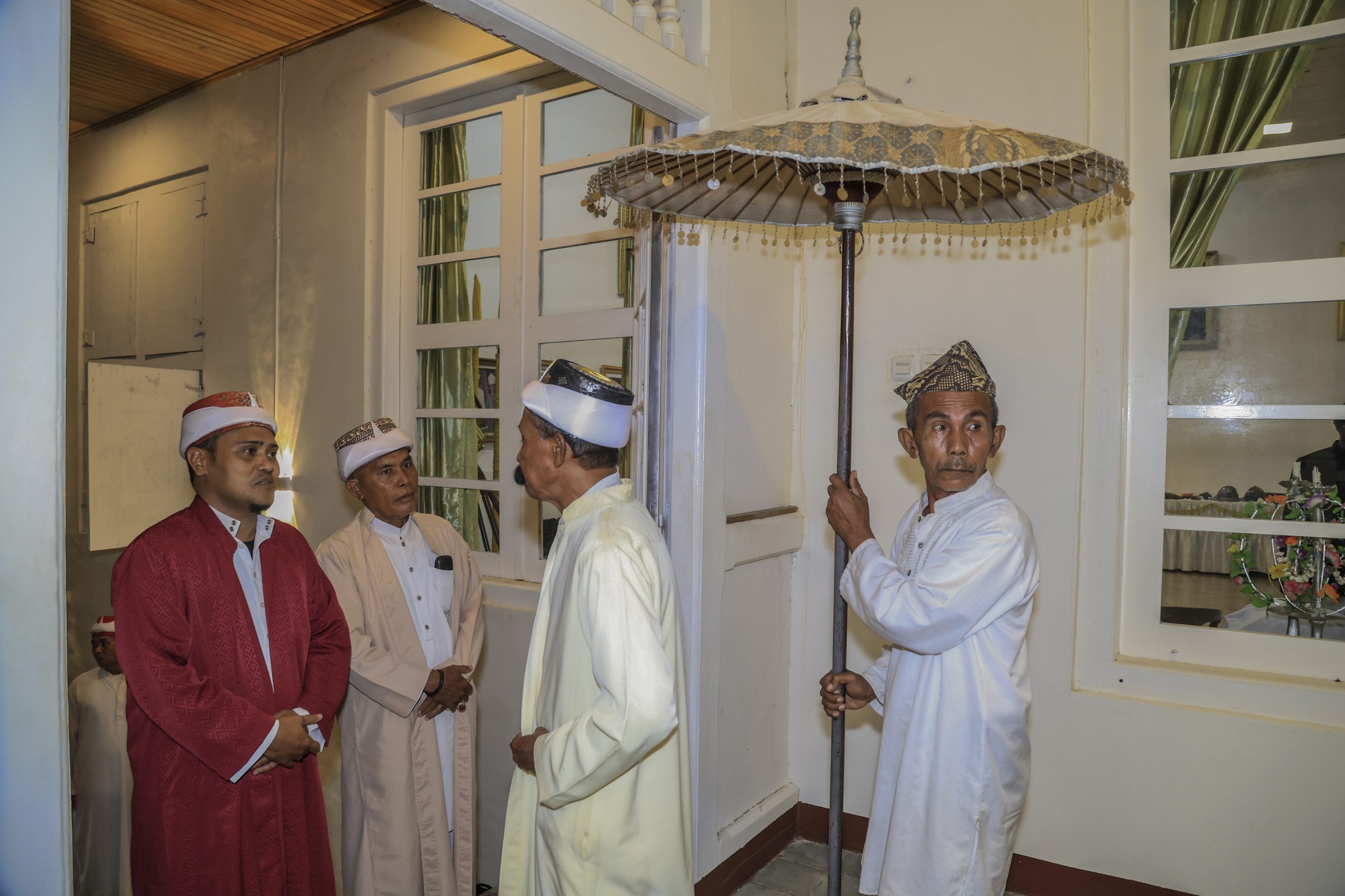 Khatib (pengurus masjid) mendatangi kedaton untuk memberikan pesan akan berlangsungnya  tradisi khataman tadarus Al Quran di Masjid Kesultanan Ternate, Maluku Utara, Jumat (27/2/2026). Tradisi khataman Al Quran yang pertama di malam ke-10 Ramadhan itu digelar pengurus Masjid Kesultanan Ternate yang terdiri dari imam, khatib, dan modin karena telah menyelesaikan bacaan Al Quran 30 juz mulai pada awal Ramadhan untuk meningkatkan amal ibadah dan memohon ampunan dari Allah SWT sekaligus mempertahankan tradisi lokal bernuansa islami dengan melestarikan kearifan lokal yang diwariskan para leluhur mereka.