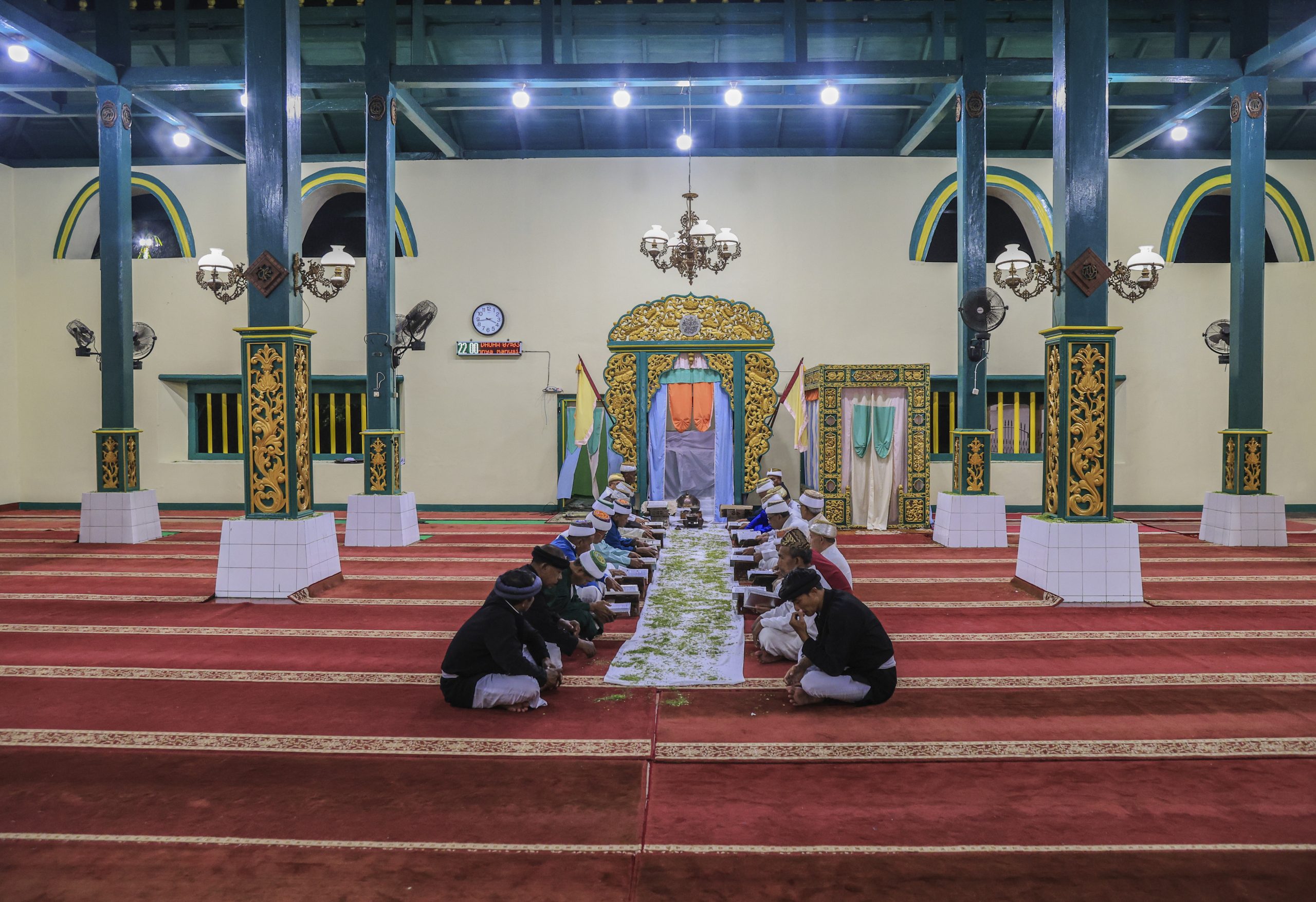 Sejumlah khatib (pengurus masjid) mengikuti tradisi khataman tadarus Al Quran di Masjid Kesultanan Ternate, Maluku Utara, Jumat (27/2/2026). Tradisi khataman Al Quran yang pertama di malam ke-10 Ramadhan itu digelar pengurus Masjid Kesultanan Ternate yang terdiri dari imam, khatib, dan modin karena telah menyelesaikan bacaan Al Quran 30 juz mulai pada awal Ramadhan untuk meningkatkan amal ibadah dan memohon ampunan dari Allah SWT sekaligus mempertahankan tradisi lokal bernuansa islami dengan melestarikan kearifan lokal yang diwariskan para leluhur mereka.