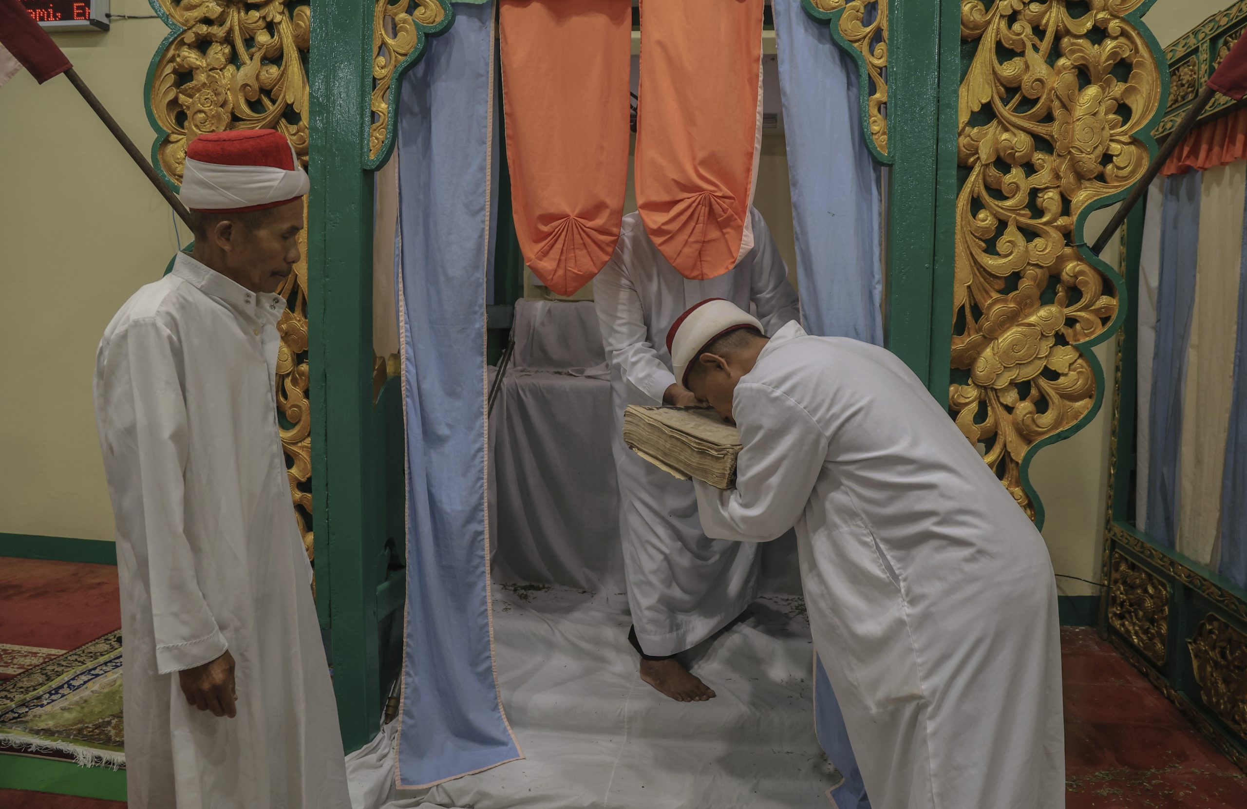 Modin mengeluarkan Al Quran tertua dari dalam mimbar sebelum berlangsung tradisi khataman tadarus Al-Quran di Masjid Kesultanan Ternate, Maluku Utara, Jumat (27/2/2026). Tradisi khataman Al Quran yang pertama di malam ke-10 Ramadhan itu digelar pengurus Masjid Kesultanan Ternate yang terdiri dari imam, khatib, dan modin karena telah menyelesaikan bacaan Al Quran 30 juz mulai pada awal Ramadhan untuk meningkatkan amal ibadah dan memohon ampunan dari Allah SWT sekaligus mempertahankan tradisi lokal bernuansa islami dengan melestarikan kearifan lokal yang diwariskan para leluhur mereka.