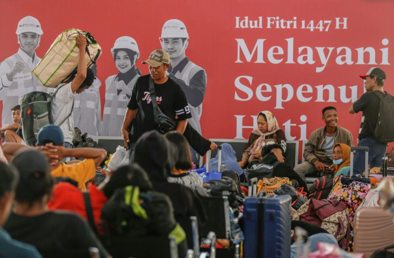 Menanti Kapal Terakhir Mudik Lebaran, Terminal Pelabuhan Ahmad Yani Ternate Dipadati Penumpang