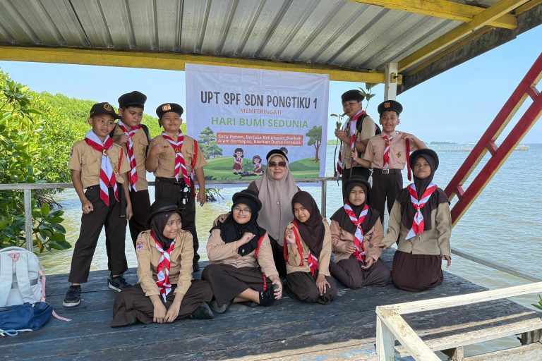 Hari Bumi di Pongtiku 1, Siswa Belajar Lingkungan dari Mangrove hingga Aksi Bersih Pantai
