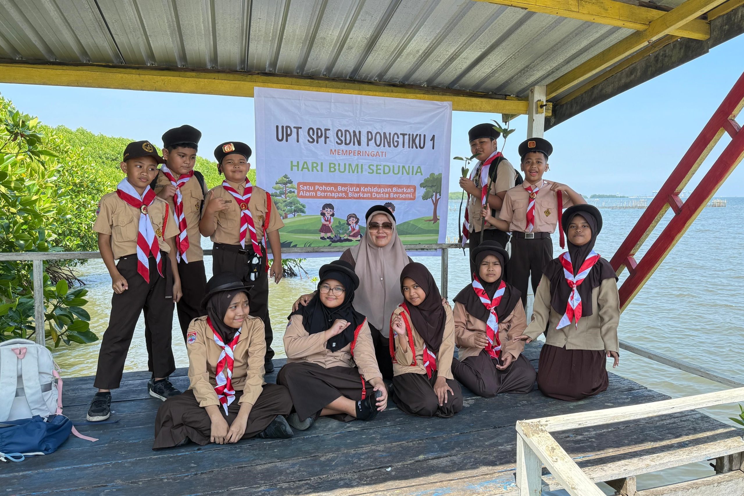 Hari Bumi di Pongtiku 1, Siswa Belajar Lingkungan dari Mangrove hingga Aksi Bersih Pantai