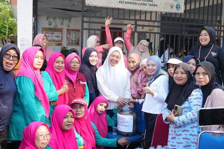 Jumat Bersih di Ujung Tanah, PKK Makassar Dorong Bank Sampah di Tiap RW